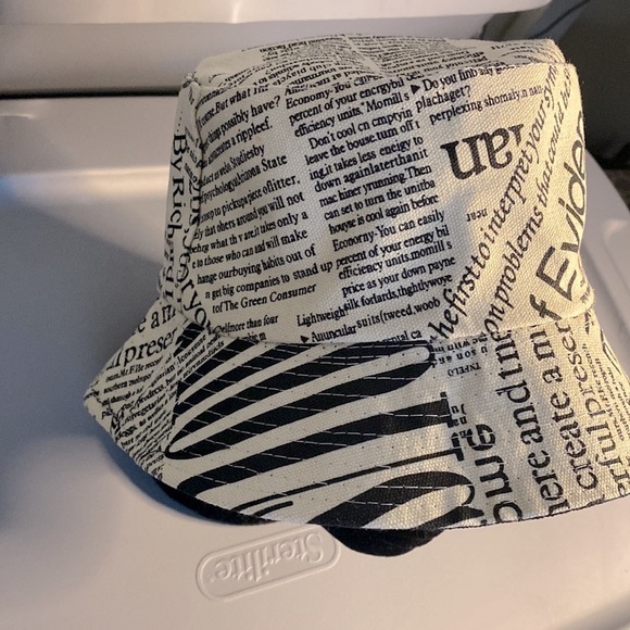 Newspaper bucket hat - Picture 3 of 5